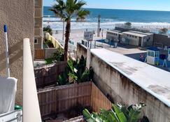 Ocean balmy warm healing breeze on sunny balcony - Daytona Beach - Balcony