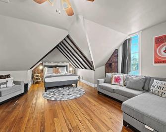 Cozy Top-Floor Retreat in the Heart of Louisville - Louisville - Living room
