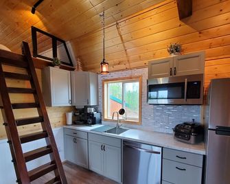 Big Lake Cabin 1 Hot Tub, Sauna & Watercraft Rentals - Big Lake - Kitchen