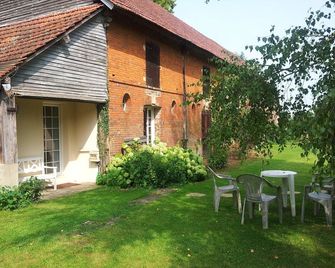 르 살롱 드 뮈지크 - 벡생-쉬르-엡트 - 파티오