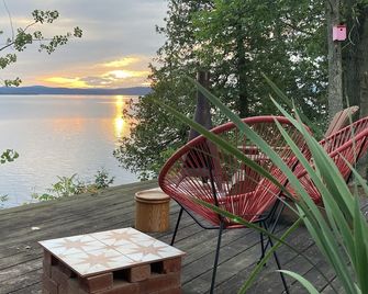 Great Rates! Charming Dog Friendly Lakeside Cottage - South Hero - Patio