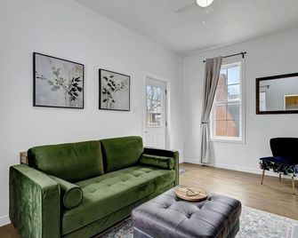 Cozy 2-Level Retreat in Carleton Place - Carleton Place - Obývací pokoj
