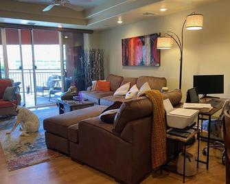 Your Riverfront Relaxing Vacation Home - Bullhead City - Living room
