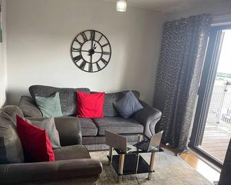 Remo Apartment Near Canary Wharf & 02 - London - Living room