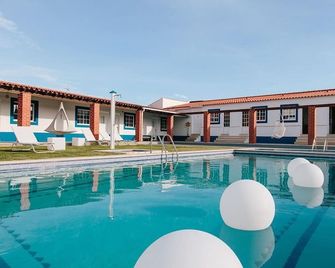 Zulla Nazaré`s Surf Village - Nazaré - Piscina