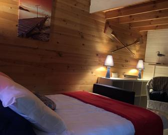 Chalet in the countryside 4 km from the ocean with tennis court on site - Saint-Père-en-Retz - Chambre