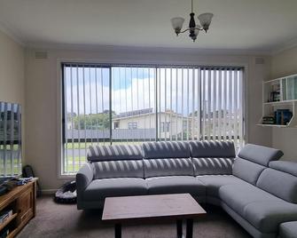 Henty Bay Hideaway Portland - Portland - Living room