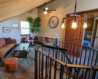Creekside Cabin on 80 Acres near The Black Canyon! - Crawford - Sala de estar