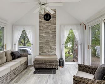 Worcester Home On Indian Lake With Share - Worcester - Living room