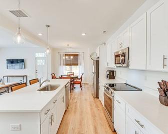 Charming Charlotte Townhome: 6 Mi to Downtown! - Charlotte - Kitchen
