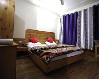 Hotel Nirmal Chhaya - Manali - Bedroom