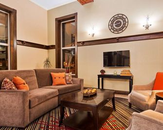 Best Western Park Hotel - Warren - Living room