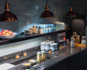 a&o London Docklands Riverside - London - Buffet