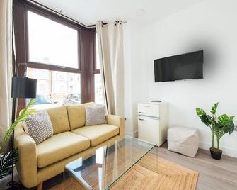 Cosy 2 Bedroom Flat in Ilford, London - Ilford - Living room
