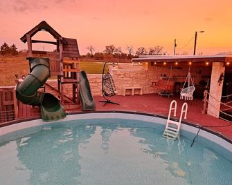 Serene Escape Villa: Pool, Hot Tubs, Games, Sauna, & Steam Room & much more fun! - Bastrop - Pool