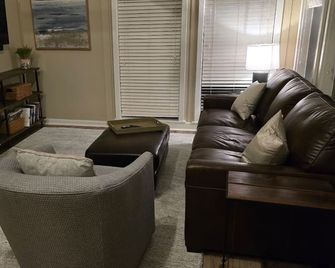 Two Bedroom Condo on Lake Lanier at Port Royale Marina - Gainesville - Вітальня