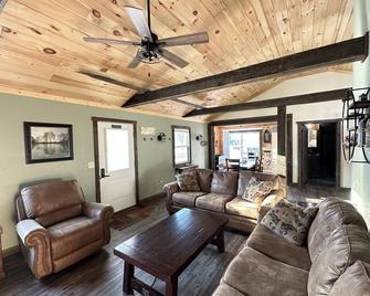 3br Family Retreat - Relax, Play, Unwind, Enjoy In The Heart Of Wisconsin! - Tomahawk - Living room