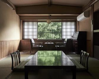 Fumoto Ryokan - Minamioguni - Essbereich