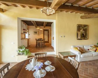 Old farmhouse surrounded by olive groves and near the village, max 9 adults, with pool - Monte San Savino - Jídelna