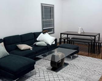 Charming 3-bedroom apartment with AC, WiFi in delightful Jersey City - Jersey City - Living room