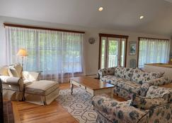 Montauk Magic. Family Friendly Spacious Home Close To Town & Ocean Beaches - Montauk - Living room