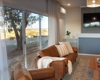 Bathurst Goldfields Motel At 428 Conrod - Bathurst - Living room