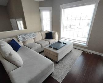 3 Bedroom Upstairs Suite - Fully Stocked, Clean and Pet-Friendly - Grande Prairie - Living room