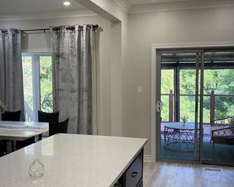 Home with Park View on Yonge St Newmarket - Newmarket - Eetruimte