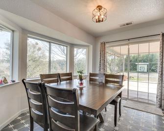 Bright and Cozy Mariposa Getaway 46 Mi to Yosemite! - Mariposa - Comedor