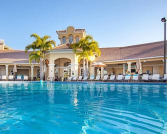 Across the Street from Epic Universe |Vista Cay Condo |Private Balcony |Screened Lanai |Sleeps 6 - Williamsburg - Pool