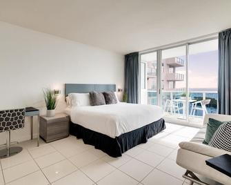 Ocean View Balcony steps from Restaurants, Peacock Park & Marina - Miami - Bedroom