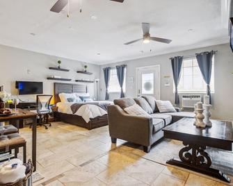 Luxury Cozy Studio With Firepit - Vista - Bedroom