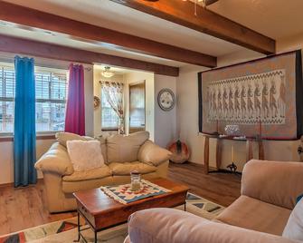 Exclusive Southwest Beauty holiday apartments - Rio Rancho - Living room