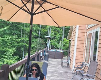 Beautiful luxury home with scenic Pisgah National Forest for a back yard. - Marshall - Balcón