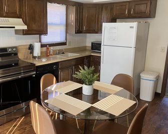 Neat & Clean 2-Bedroom Property w/Lots of Features - St Joseph - Kuchyň