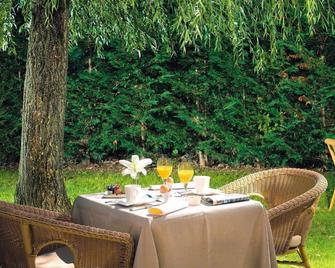 Relais De L'abbaye - Saint-Nizier-sous-Charlieu - Patio