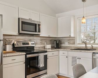 Experience Saco in Style: Elegant, Newly Upgraded Home - Saco - Mutfak