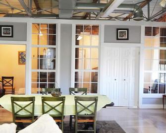 Salisbury Riverfront Lofts - Salisbury - Dining room