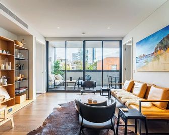 Elegant downtown apartment with absolutely everything at your fingertips - סידני - סלון