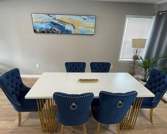 Charming 3-bedroom house in Grayslake - Grayslake - Dining room