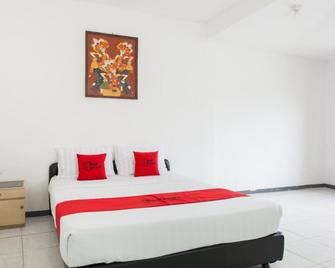 RedDoorz Plus near Songgoriti Temple - Batu - Bedroom