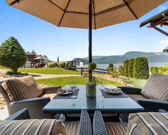 Carmel Beach Private Lodges - Unit #4. Lakefront 4 bedroom unit. - Blind Bay - Patio