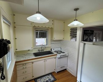 Cozy 3-bedroom cottage with AC and WiFi in central McCook location - McCook - Cozinha