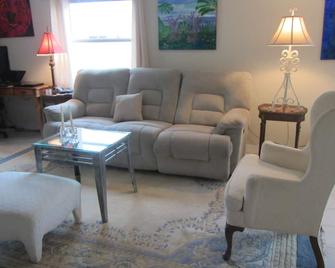 Cozy Courtyardvilla 2 bed/ 2 bath, March available through cancellation - The Villages - Living room