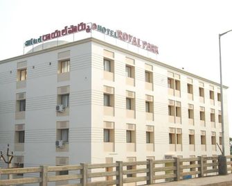 Royal Park - Tanuku - Building