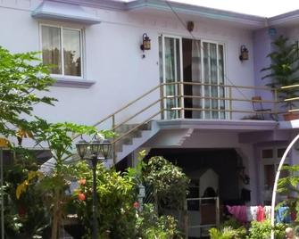 Private House for Rent in Mauritius at a very competitive Price and very secure. - Vacoas-Phoenix - Edifício