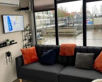 Beautiful houseboat with shared pool - Volendam - Huiskamer