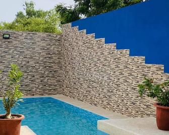 Fully equipped ground floor villa 400 metres from the beach - Mbour - Piscina