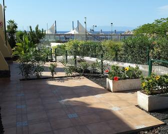 Ground Floor 1 Bedroom apt - אדייחה - מרפסת