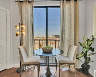 Be In The Center Of It All In The Gulch! - Nashville - Dining room